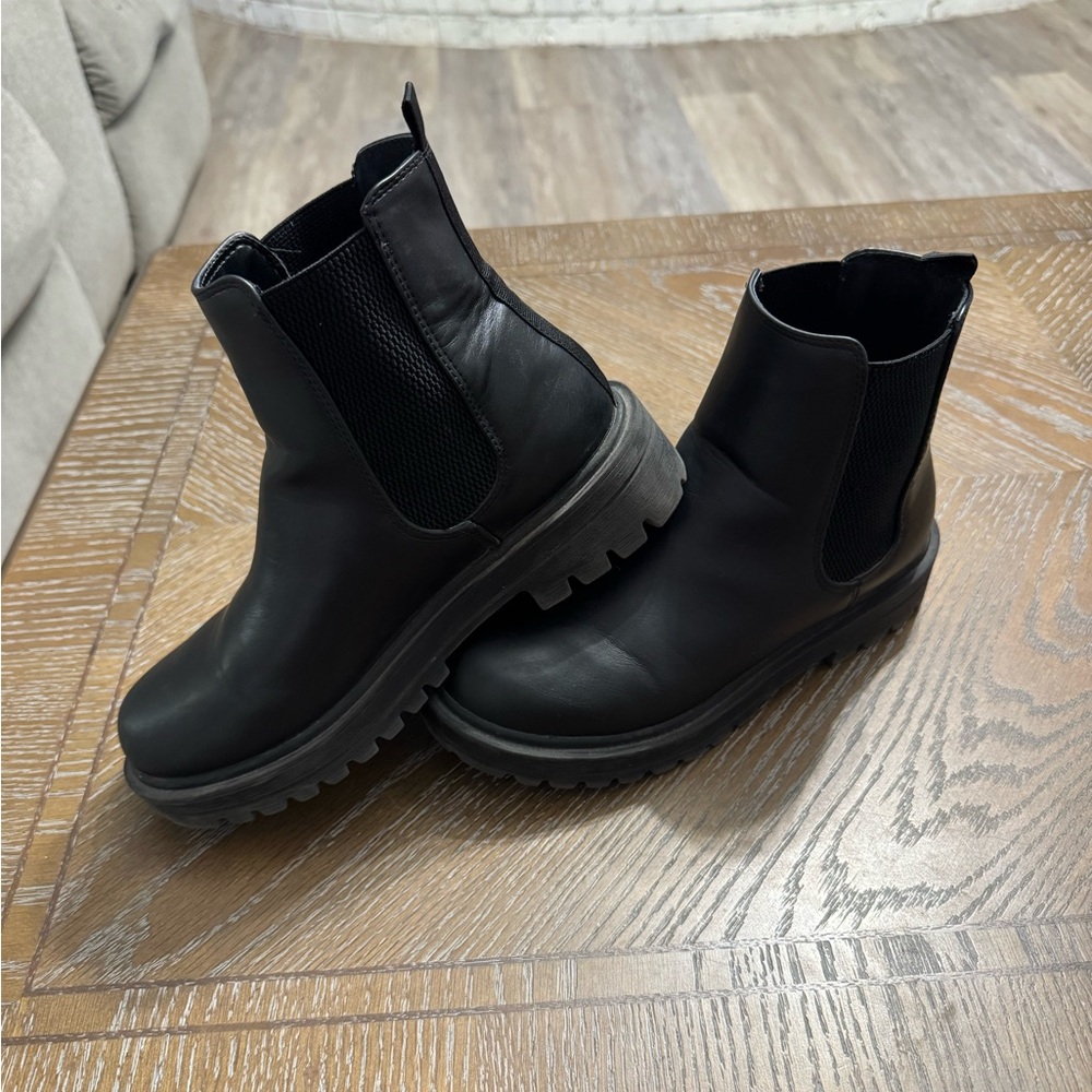 Woman’s UNR8ED Pop Chelsea Boots